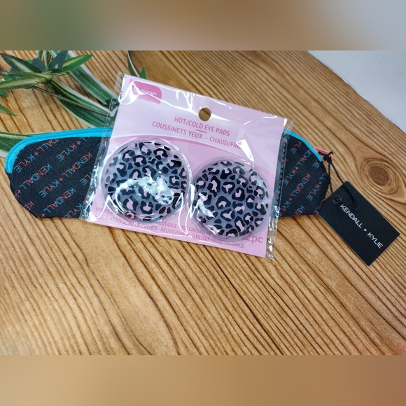 Kendall And Kylie Makeup Brush Case Bonus Cheetah Hot And Cold Eye Pads - Picture 3 of 15